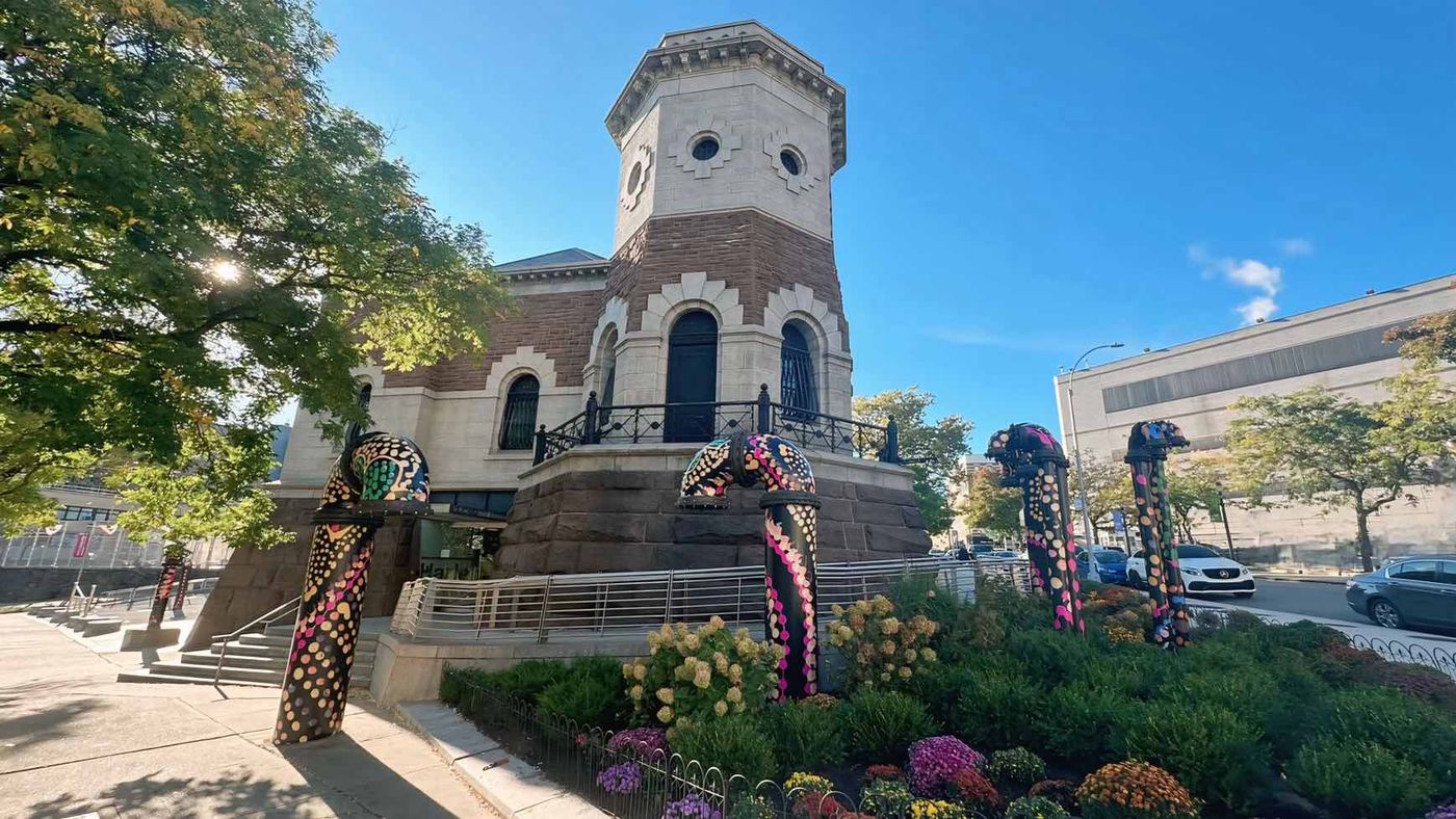 Exterior of Harlem Stage